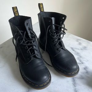 1460 Women’s Pascal Virginia Lace-up Dr. Martens Size 8